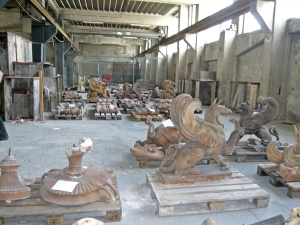 Ansicht auf den demontierten und eingelagerten Bauschmuck der 4 Ecktürme im Arsenal vor der Restaurierung