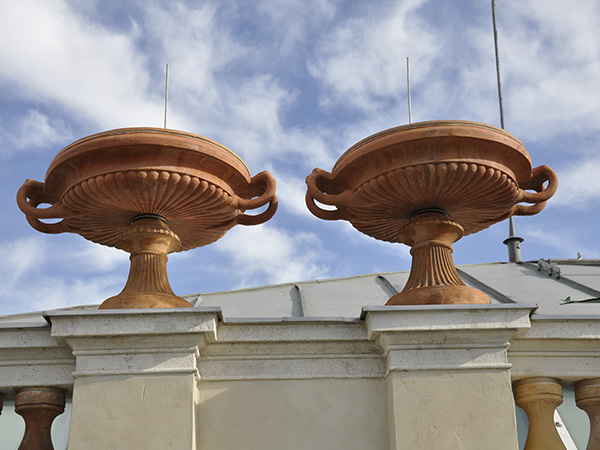 Ansicht auf restaurierte und montierte Vasen