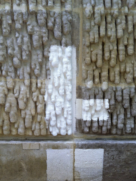 Beschichtungsproben (Kalklasur) an der zuvor restaurierten Tropfsteinoberfläche der Außenwände und am Sockel