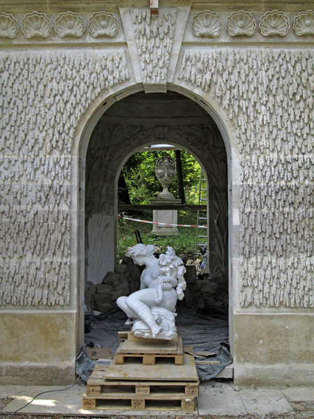 Nymphe Egeria im Eingang des Schönen Brunnen