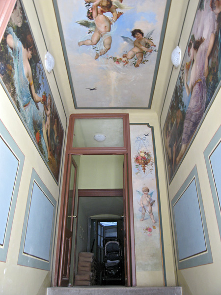 Eingangsbereich nach der Freilegung, Restaurierung und Rekonstruktion der  Dekorationsmalerei, sowie Konservierung und Restaurierung der Wandgemälde