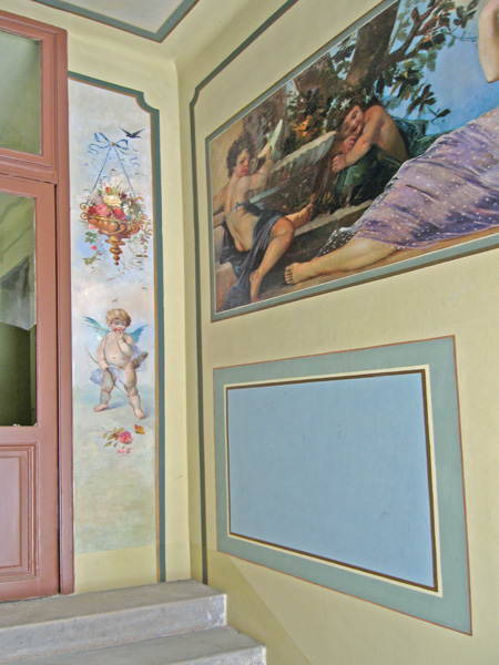Eingangsbereich nach der Freilegung, Restaurierung und Rekonstruktion der Dekorationsmalerei, sowie Konservierung und Restaurierung der Wandgemälde   
