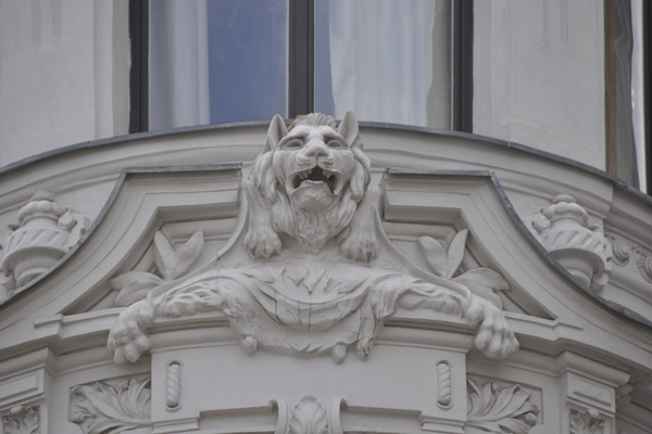 Vorderansicht auf den rekonstruierten und montierten Löwenkopf