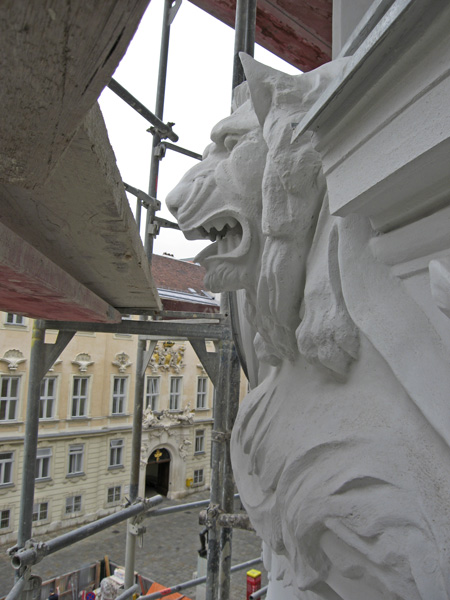 Seitenansicht auf den rekonstruierten und montierten Löwenkopf