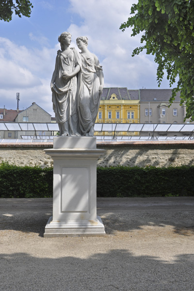 Hesperia und Arethusa - Ansicht rechts nach Abschluss der Restaurierung. Position im Schlossgarten: Am Ende der Linden Allee