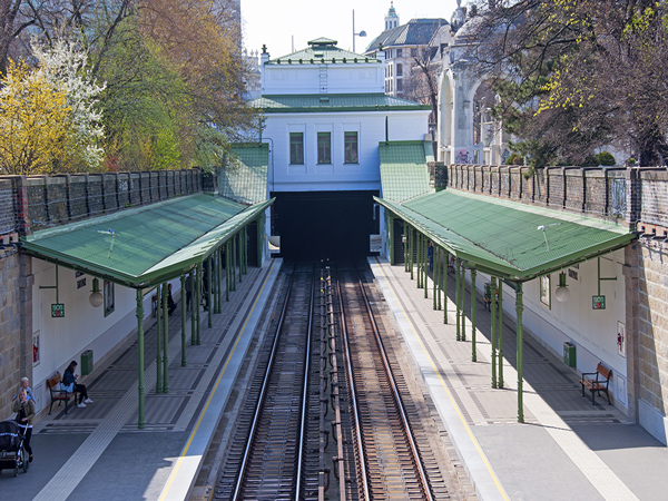 Ansicht auf die Rückseite nach abgeschlossenen Restaurierungsarbeiten an der Station Stadtpark