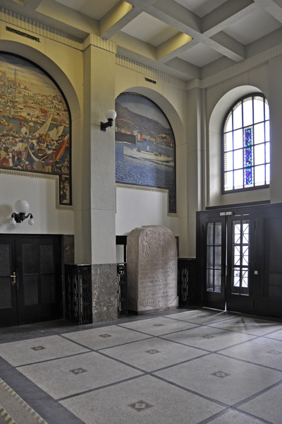 Ansicht auf die Stele im Eingangsbereich des Uni-Institutes für Archäologie