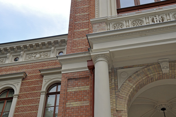 Detailansicht Haupt- und Turmfassade mit Balkon nach der Fertigstellung