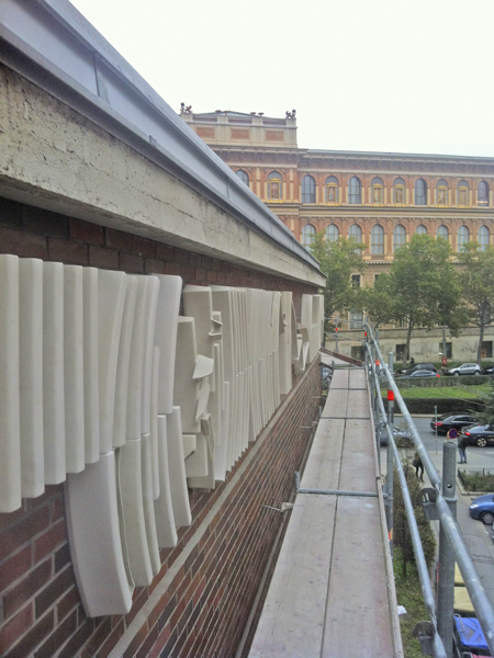 Detailansicht von der Fassadenseite Lehargasse auf den Porzellanfries nach Fertigstellung Arbeiten