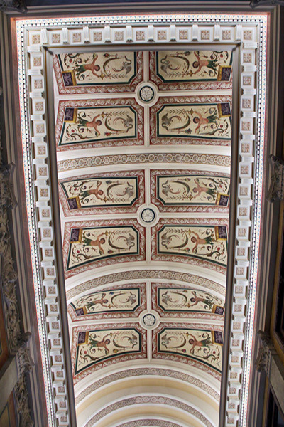Detailansicht auf die Decke des Eingangsbereiches nach der Restaurierung