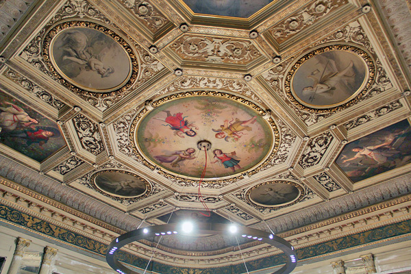 Ansicht auf den reichen Deckenstuck mit Plafond-Malerei in Raum 3 (Salon) der Beletage nach der Konservierung und Restaurierung