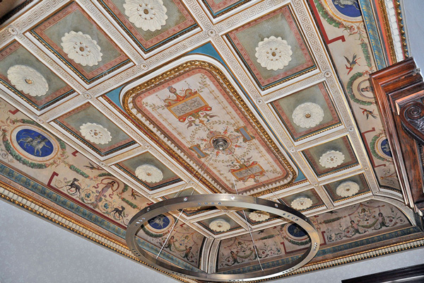 Ansicht auf den reichen Deckenstuck mit Plafond-Malerei in Raum 1 (Zimmer des Herrn) der Beletage nach der Konservierung und Restaurierung