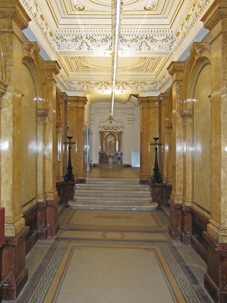 Eingangsbereich mit Stuckmarmor, Deckenstuck, Wandbrunnen und Bodenmosaik nach der Fertigstellung der Restaurierung