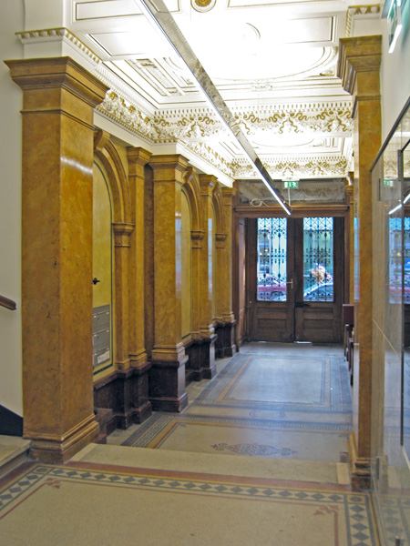 Eingangsbereich mit Stuckmarmor, Deckenstuck und Bodenmosaik nach der Fertigstellung der Restaurierung