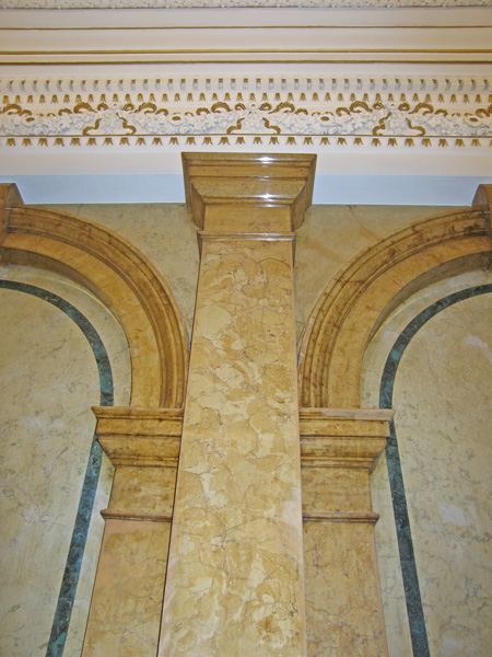 Detailansicht auf die Wand- und Deckengestaltung nach der Restaurierung