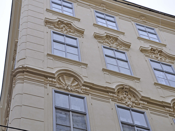 Detailansicht auf die barocke Gestaltung und Gliederung der Fassade